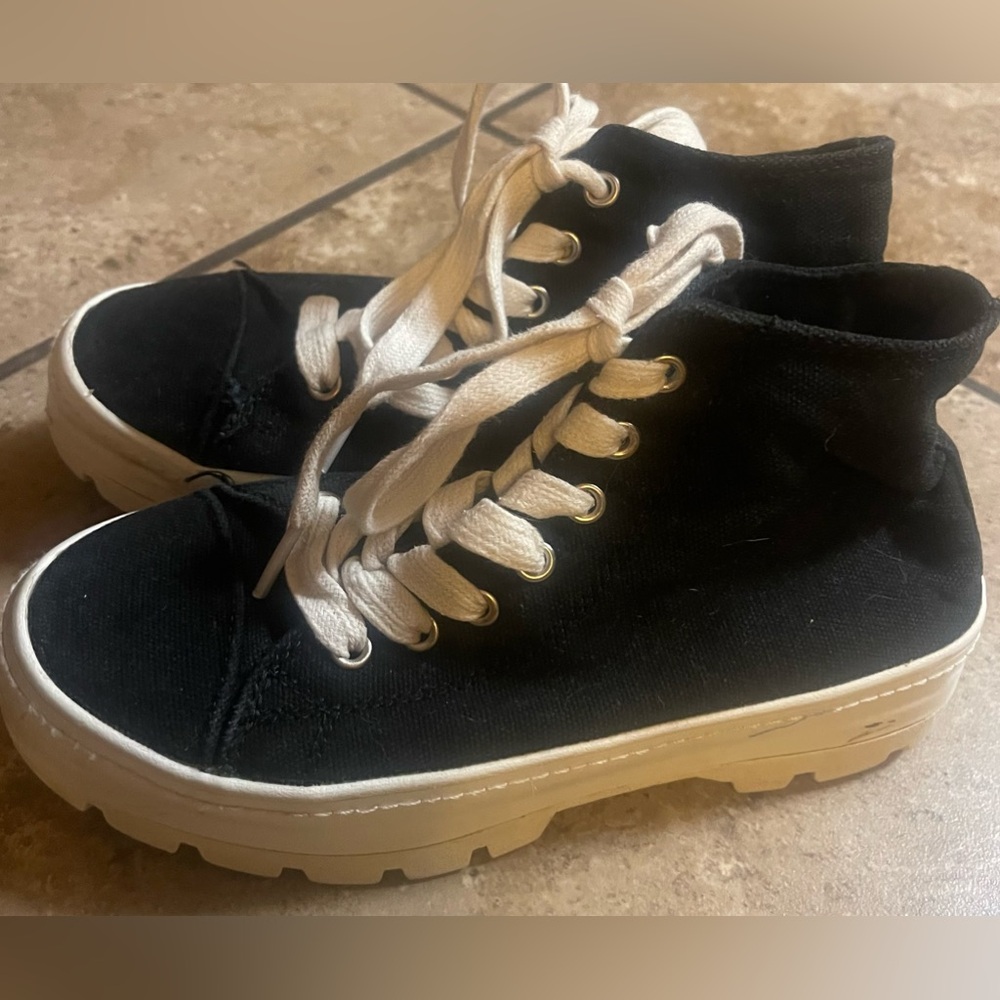 Steve Madden Girls Shoes, cloud sneakers like new barely worn size 5M